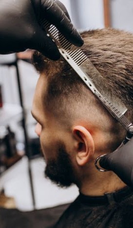 Cliente recebendo acabamento na barba na Elyte Barbearia