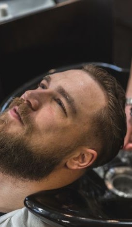 Barbeiro finalizando o atendimento na Elyte Barbearia