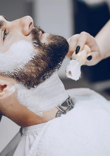 Cliente durante atendimento na Elyte Barbearia em Campinas