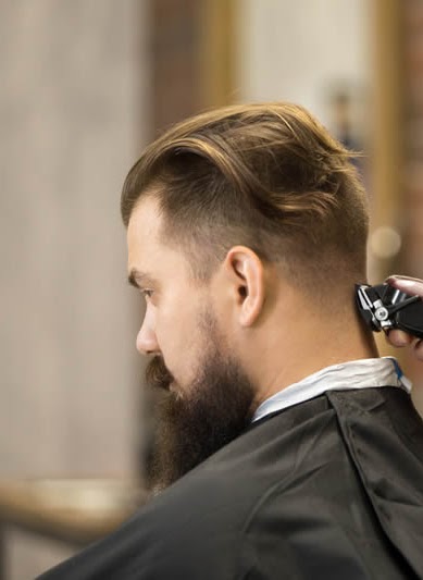 Cliente de perfil apos atendimento na Elyte Barbearia